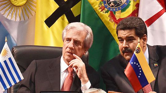 Juntos. Los mandatarios Tabaré Vázquez y Nicolás Maduro dialogan en un encuentro de líderes del continente. Uruguay calla la situación de Venezuela.