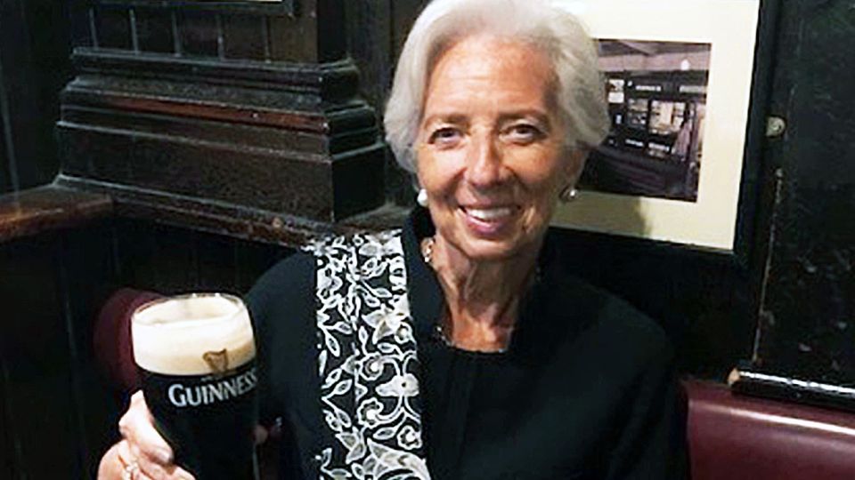 Lapsus. Dice que no toma alcohol, pero hace un mes se fotografió cerveza en mano en Dublin.