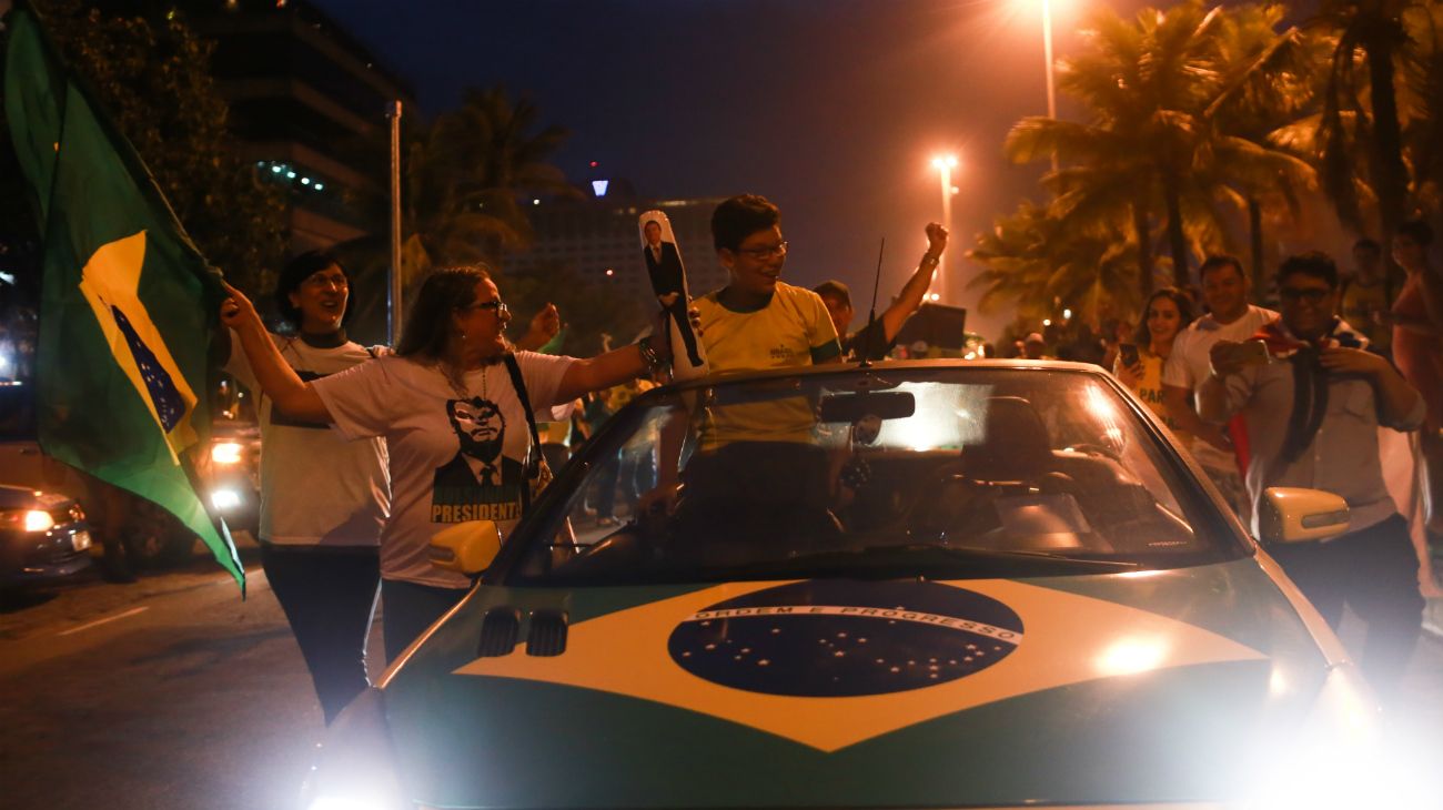 "Grieta". Brasil vivió una jornada electoral marcada por los festejos de los bolsonaristas y la desazón de los partidarios del PT. A ambos lados, la particular alegría y el inconmovible color brasileños