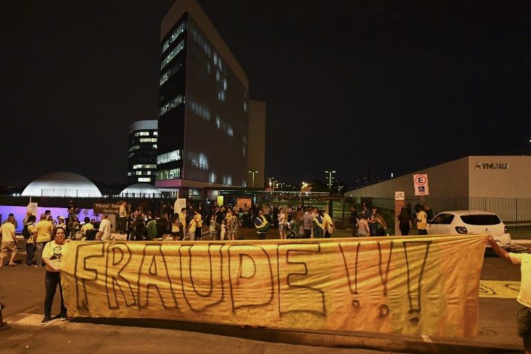 "Grieta". Brasil vivió una jornada electoral marcada por los festejos de los bolsonaristas y la desazón de los partidarios del PT. A ambos lados, la particular alegría y el inconmovible color brasileños