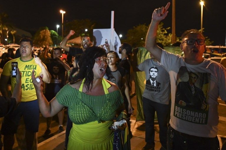 "Grieta". Brasil vivió una jornada electoral marcada por los festejos de los bolsonaristas y la desazón de los partidarios del PT. A ambos lados, la particular alegría y el inconmovible color brasileños