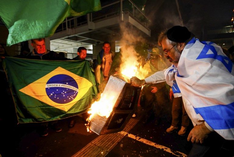 "Grieta". Brasil vivió una jornada electoral marcada por los festejos de los bolsonaristas y la desazón de los partidarios del PT. A ambos lados, la particular alegría y el inconmovible color brasileños