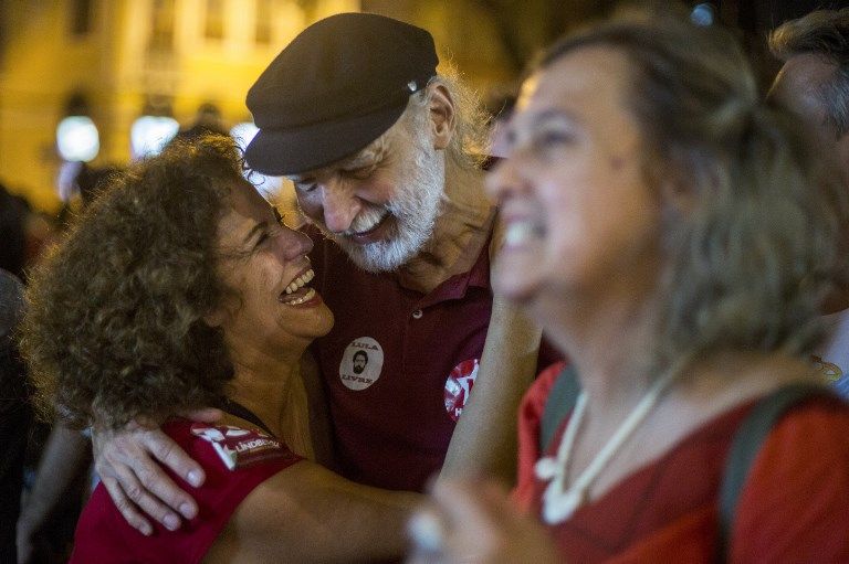 "Grieta". Brasil vivió una jornada electoral marcada por los festejos de los bolsonaristas y la desazón de los partidarios del PT. A ambos lados, la particular alegría y el inconmovible color brasileños