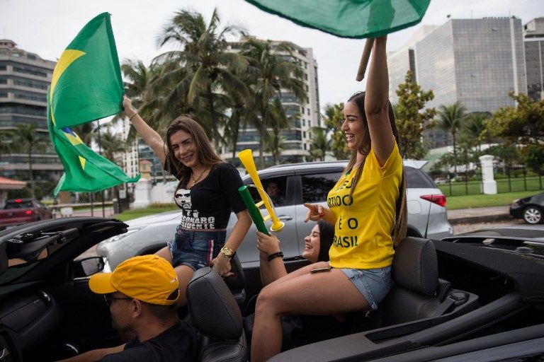 "Grieta". Brasil vivió una jornada electoral marcada por los festejos de los bolsonaristas y la desazón de los partidarios del PT. A ambos lados, la particular alegría y el inconmovible color brasileños