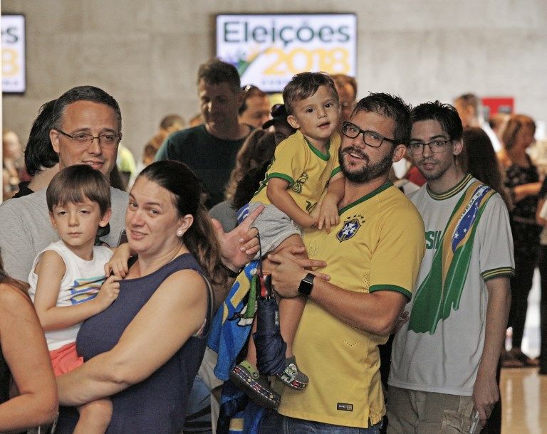 "Grieta". Brasil vivió una jornada electoral marcada por los festejos de los bolsonaristas y la desazón de los partidarios del PT. A ambos lados, la particular alegría y el inconmovible color brasileños