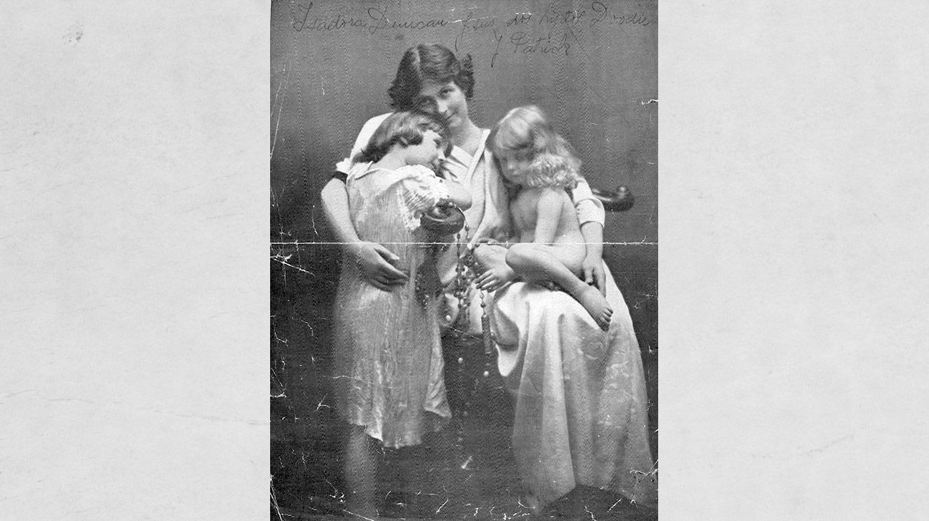 Isadora Duncan junto a sus hijos, Deirdre y Patrick.