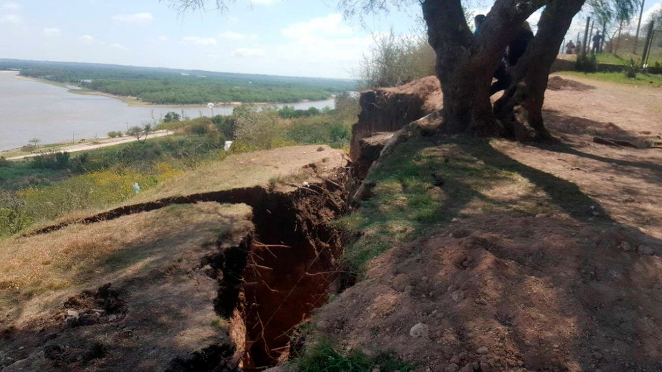 El intendente de Diamante, Lénico Aranda, manifestó ante la prensa local que desde hace aproximadamente un mes se trabaja con el desprendimiento o marcado de la barranca en la zona del Cristo Pescador. 