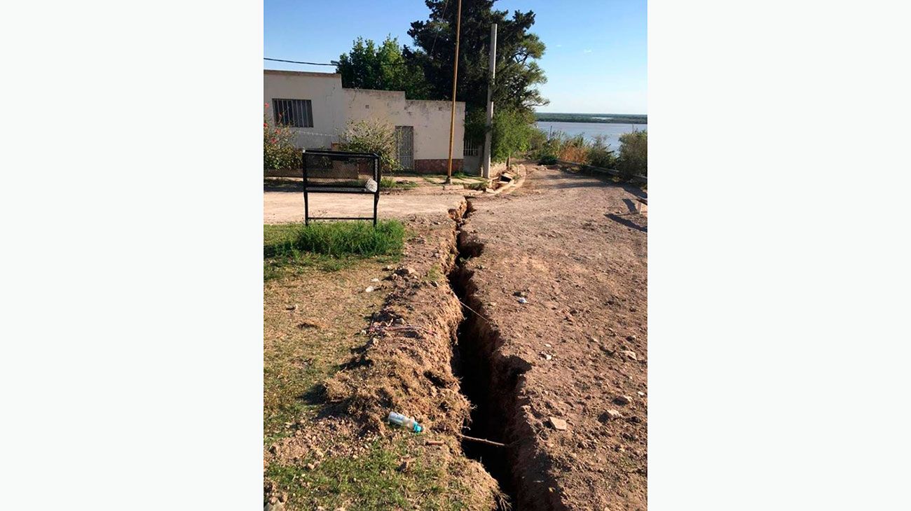 Bomberos voluntarios indicaron que la inestabilidad de la barranca ya no es una grieta, como decían al principio, y la describieron como una falla geológica.