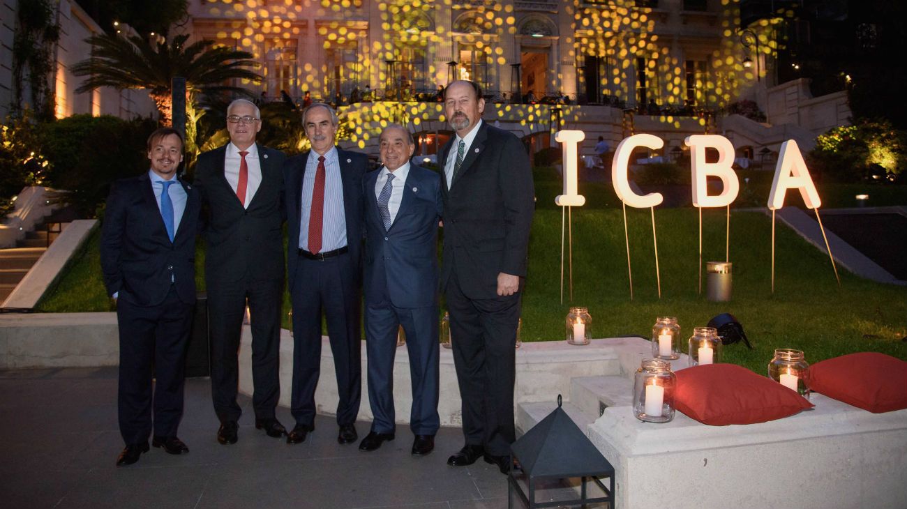 Andrés Belardi, Miembro del Directorio; Ing. Andrés Kessen, Gerente General; Dr. Patricio Zaefferer, Miembro del Directorio y Jefe del Servicio de Cirugía Vascular Periférica; Dr. Jorge Belardi, Presidente y Dr. Daniel Navia, Miembro del Directorio y Jefe de Servicio de Cirugía Cardíaca.