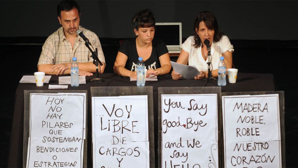 Paolo Menghini Rey, su hija Lara y su esposa María Luján Rey, en uno de los primeros actos en reclamo de justicia, a cinco días de la tragedia, el 27 de febrero de 2012.