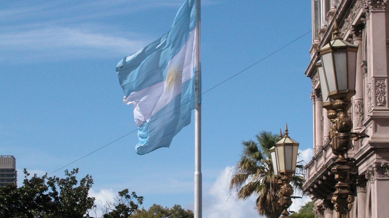 Bandera argentina frente a la Casa Rosada.