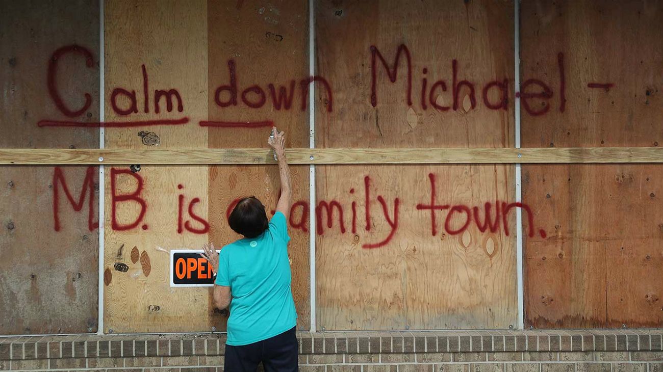 Un muerto y 380.000 hogares sin electricidad es el balance preliminar del ciclón que conlleva vientos de casi 250 kilómetros horarios, lluvias torrenciales y alto riesgo de inundaciones. 