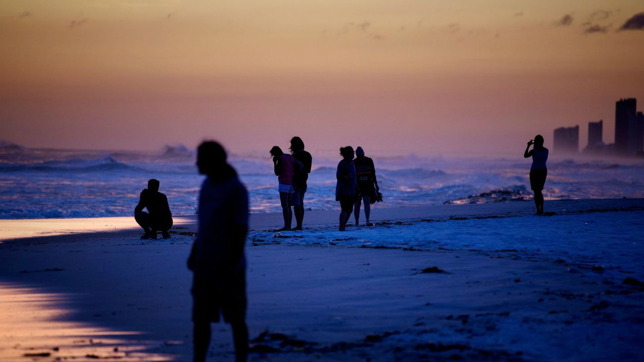 Un muerto y 380.000 hogares sin electricidad es el balance preliminar del ciclón que conlleva vientos de casi 250 kilómetros horarios, lluvias torrenciales y alto riesgo de inundaciones. 