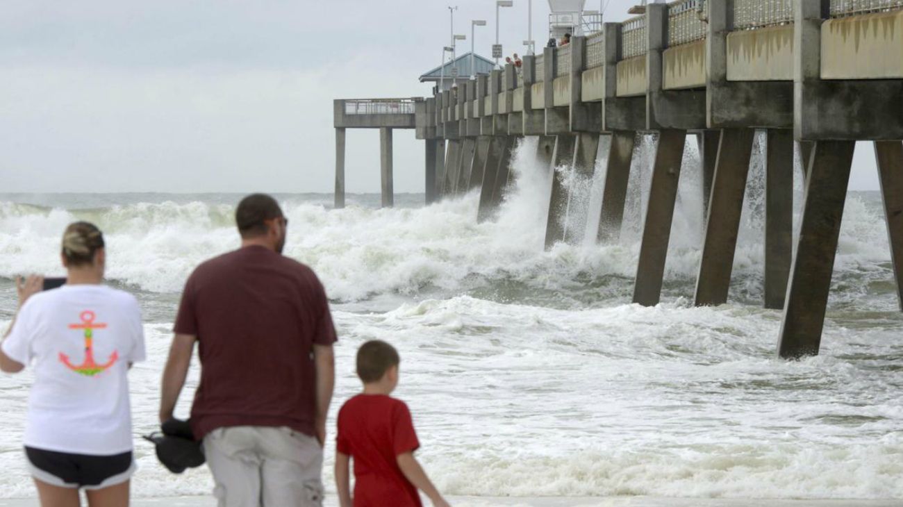 Un muerto y 380.000 hogares sin electricidad es el balance preliminar del ciclón que conlleva vientos de casi 250 kilómetros horarios, lluvias torrenciales y alto riesgo de inundaciones. 