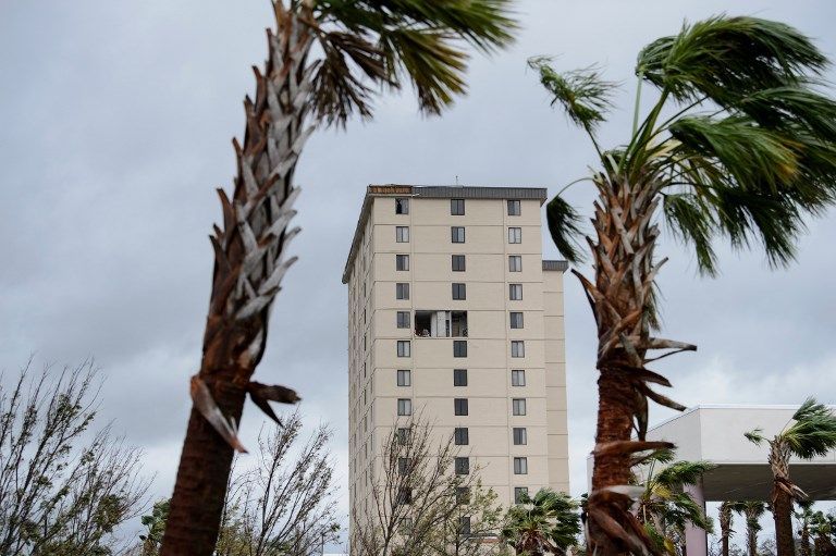 Un muerto y 380.000 hogares sin electricidad es el balance preliminar del ciclón que conlleva vientos de casi 250 kilómetros horarios, lluvias torrenciales y alto riesgo de inundaciones. 