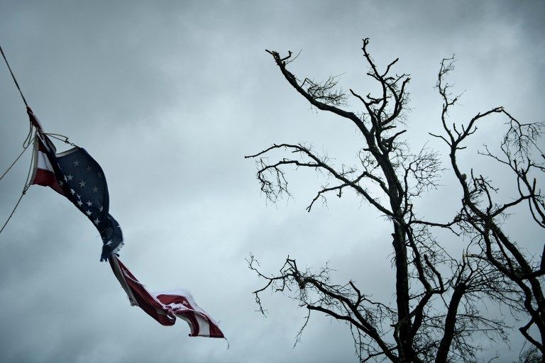 Un muerto y 380.000 hogares sin electricidad es el balance preliminar del ciclón que conlleva vientos de casi 250 kilómetros horarios, lluvias torrenciales y alto riesgo de inundaciones. 