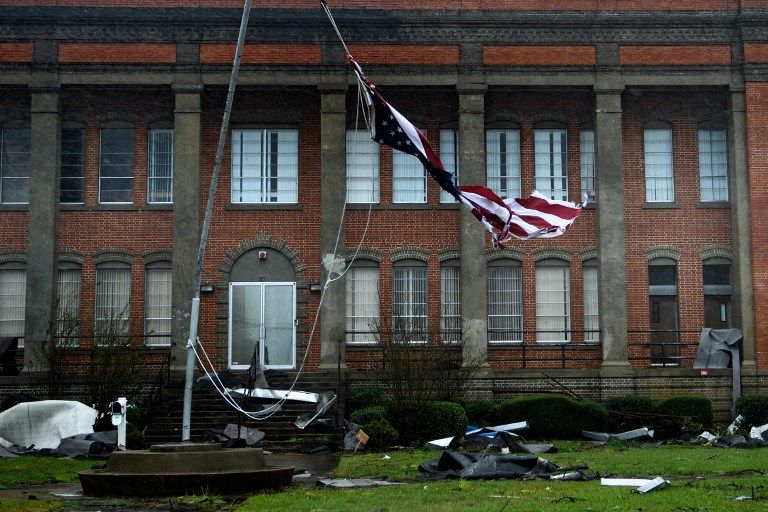 Un muerto y 380.000 hogares sin electricidad es el balance preliminar del ciclón que conlleva vientos de casi 250 kilómetros horarios, lluvias torrenciales y alto riesgo de inundaciones. 