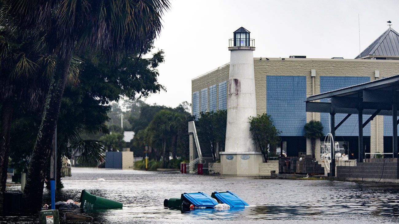 La furia devastadora del huracán Michael, con vientos sostenidos de hasta 250 kilómetros por hora, arrolló este miércoles el noroeste de Florida, provocando severos destrozos e inundaciones.