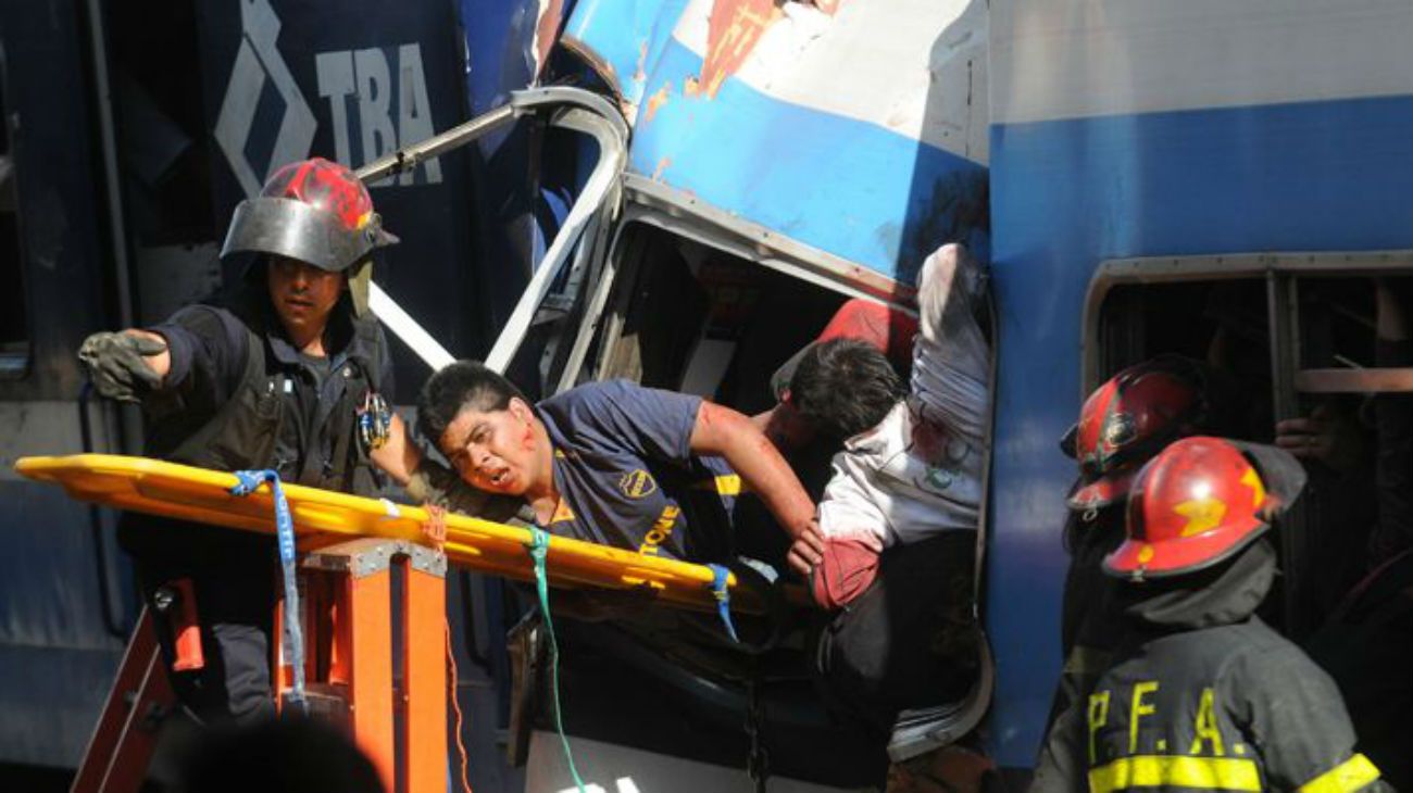 Archivo. Así rescataban a una de las víctimas de la Tragedia de Once, ocurrida el 22 de febrero de 2012.