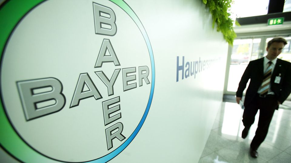 Bayer, empresa químico-farmacéutica alemana.