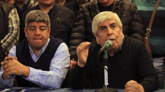 Pablo Moyano, titular del Sindicato de Camioneros, junto a su padre Hugo