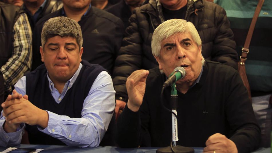 Pablo Moyano, titular del Sindicato de Camioneros, junto a su padre Hugo
