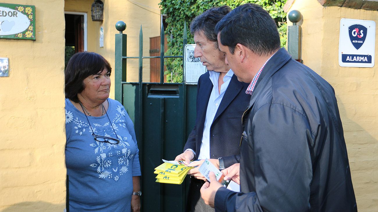 El intendente Posse participó de la entrega de bolsas puerta a puerta