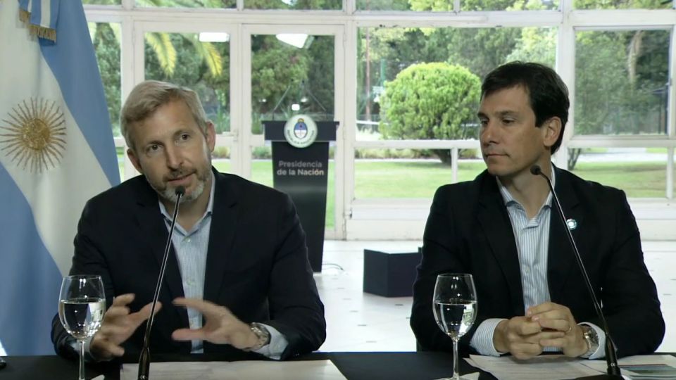 Tras el anuncio del presidente Mauricio Macri, el ministro del Interior, Rogelio Frigerio, y el secretario de Vivienda, Ivan Kerr, brindaron una conferencia de prensa.