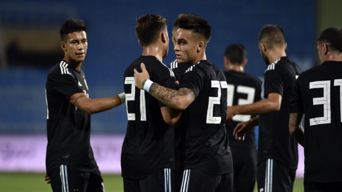 Lautaro Martínez celebrates his goal with his teammates during the friendly match against Iraq at the Faisal bin Fahd Stadium in Riyadh on Thursday evening.
