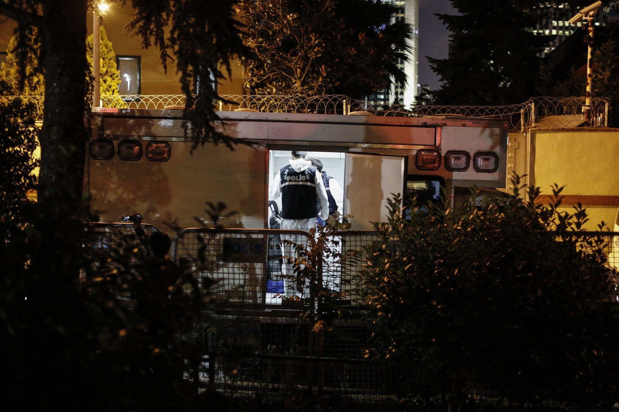 Forensic investigators prepare to search inside the Saudi Arabian consulate.