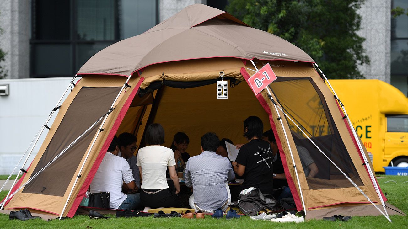 Las carpas multiuso son una nueva tendencia en Tokio.