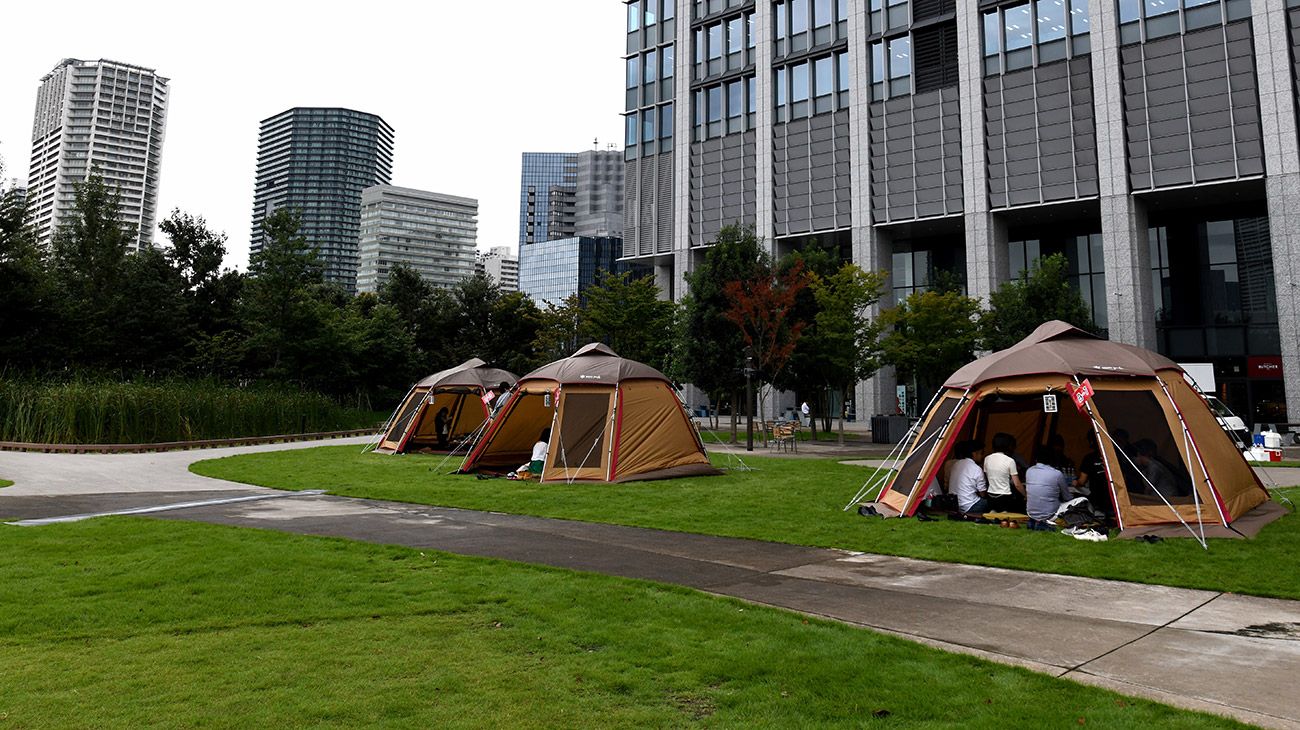 Las carpas multiuso son una nueva tendencia en Tokio.