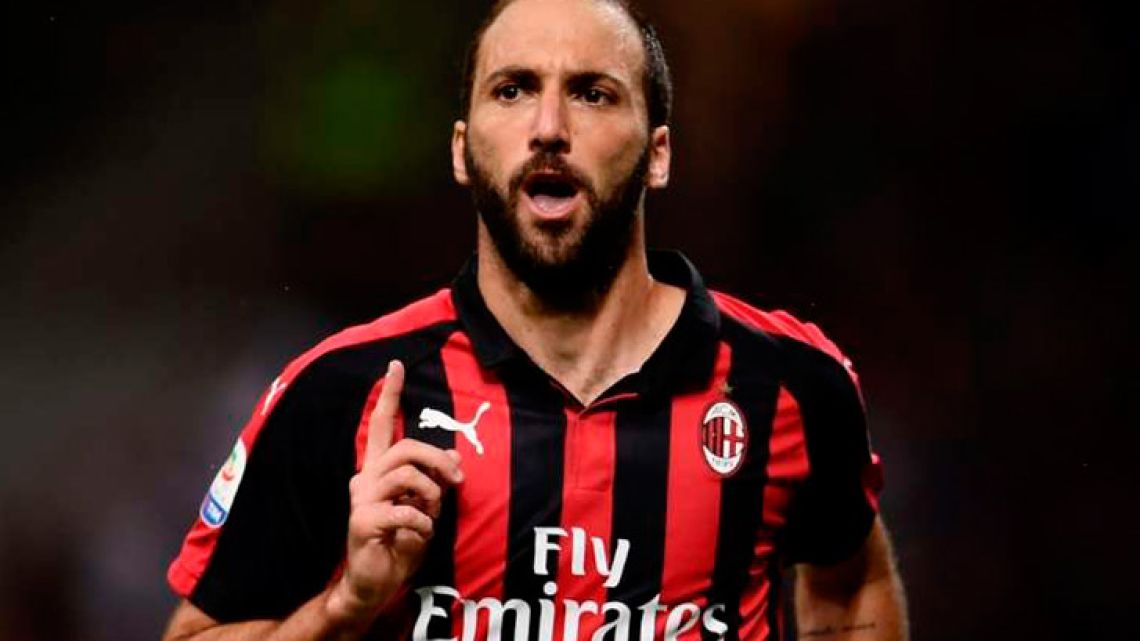 Gonzalo Higuaín in his new colours: the red and black of AC Milan.