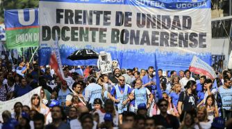 El Frente de Unidad Docente Bonaerense convocó a una movilización a la sede de la Gobernación en La Plata.