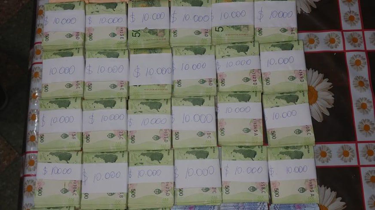 Dinero secuestrado en uno de los 18 allanamientos realizados. 