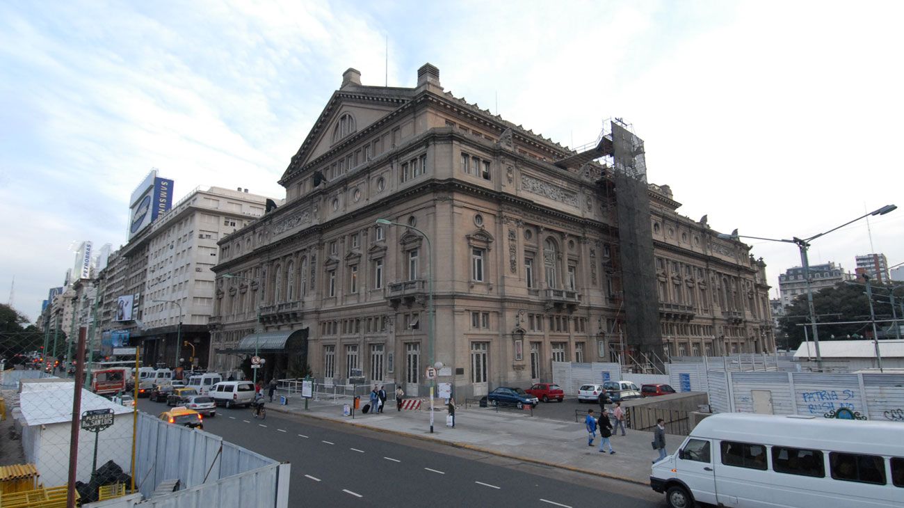 La entrada principal se encuentra sobre la calle Libertad, bajo una marquesina de hierro forjado.