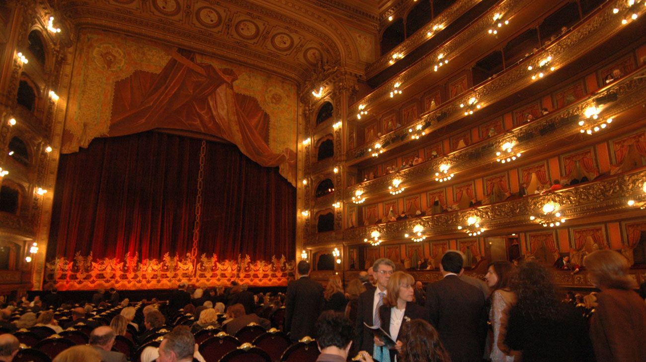  La música popular tiene lugar en la principal sala lírica de la Argentina. En 1972 actuó por primera vez Mercedes Sosa.