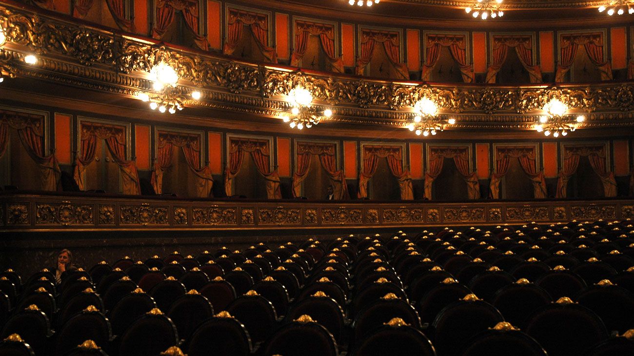 El Teatro Colón ocupa un superficie de 8.200 metros cuadrados, y su sala alberga 2.487 asientos.