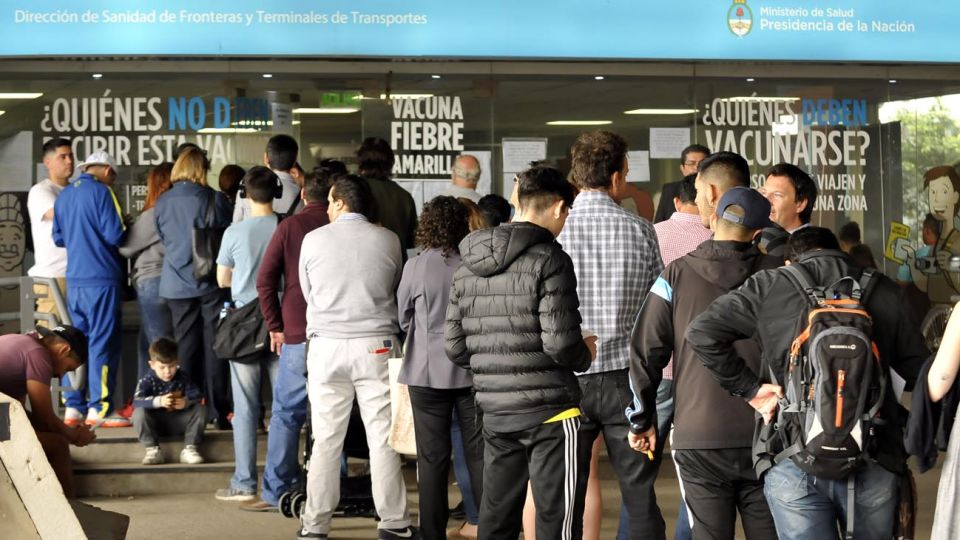 Espera. El jueves por la mañana en Sanidad de Fronteras cientos de personas sin turno hacían fila para inmunizarse. La mayoría tenía pasaje para Brasil en 15 días.
