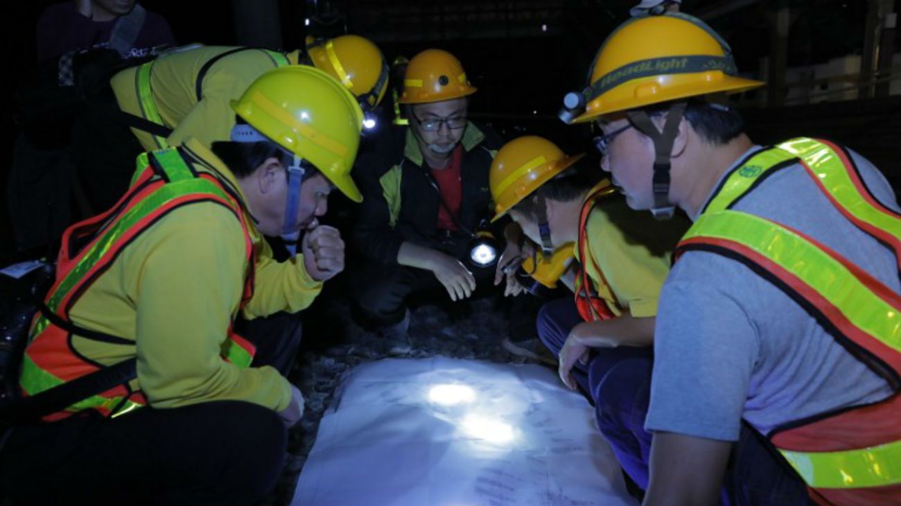 Taiwan: ocho vagones de la formación descarrilaron y cinco volcaron. En el tren viajaban 366 personas.