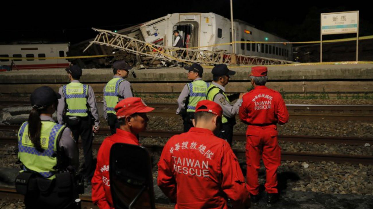 Taiwan: ocho vagones de la formación descarrilaron y cinco volcaron. En el tren viajaban 366 personas.