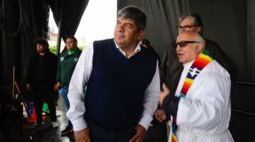 Pablo Moyano junto a Agustín Radrizzani, obispo de Mercedes - Luján