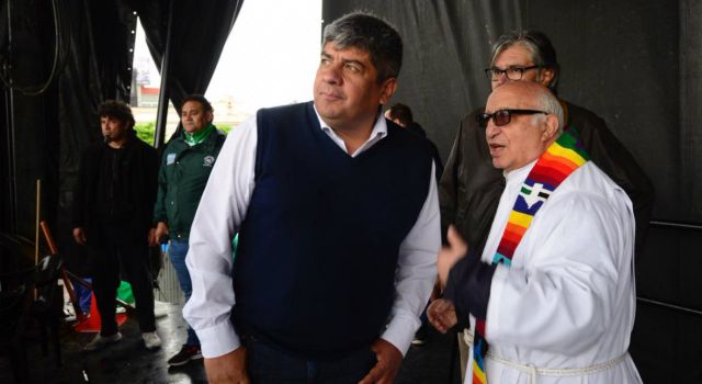 Pablo Moyano junto a Agustín Radrizzani, obispo de Mercedes - Luján