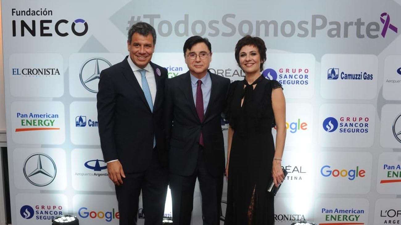 Facundo Manes y su esposa, Josefina Scioli, junto al CEO de Perfil Network, Jorge Fontevecchia en la Cena Anual de la Fundación INECO.