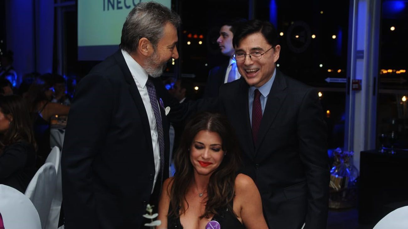 El CEO de Perfil Network, Jorge Fontevecchia, junto a Daniel Vila y su esposa, la conductora Pamela David, en la Cena Anual de la Fundación INECO.