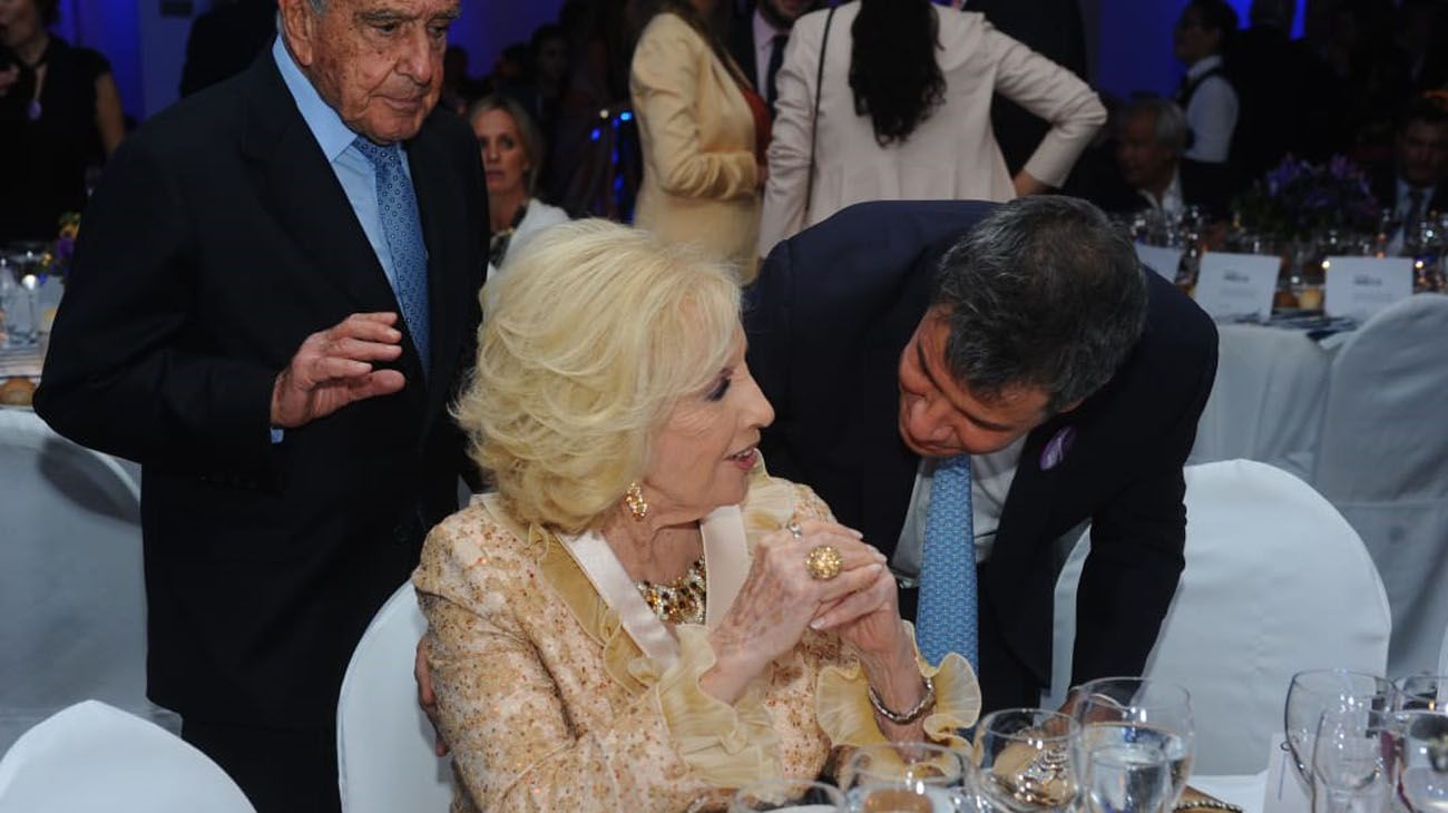 Facundo Manes saluda a Mirtha Legrand durante la Cena Anual de la Fundación INECO.