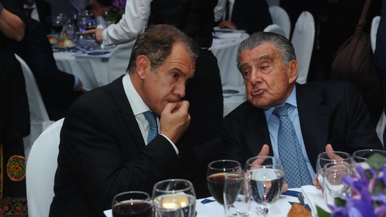 Daniel Hadad y Eduardo Eurnekian en la Cena Anual de la Fundación INECO, en el Yatch Club de Puerto Madero.