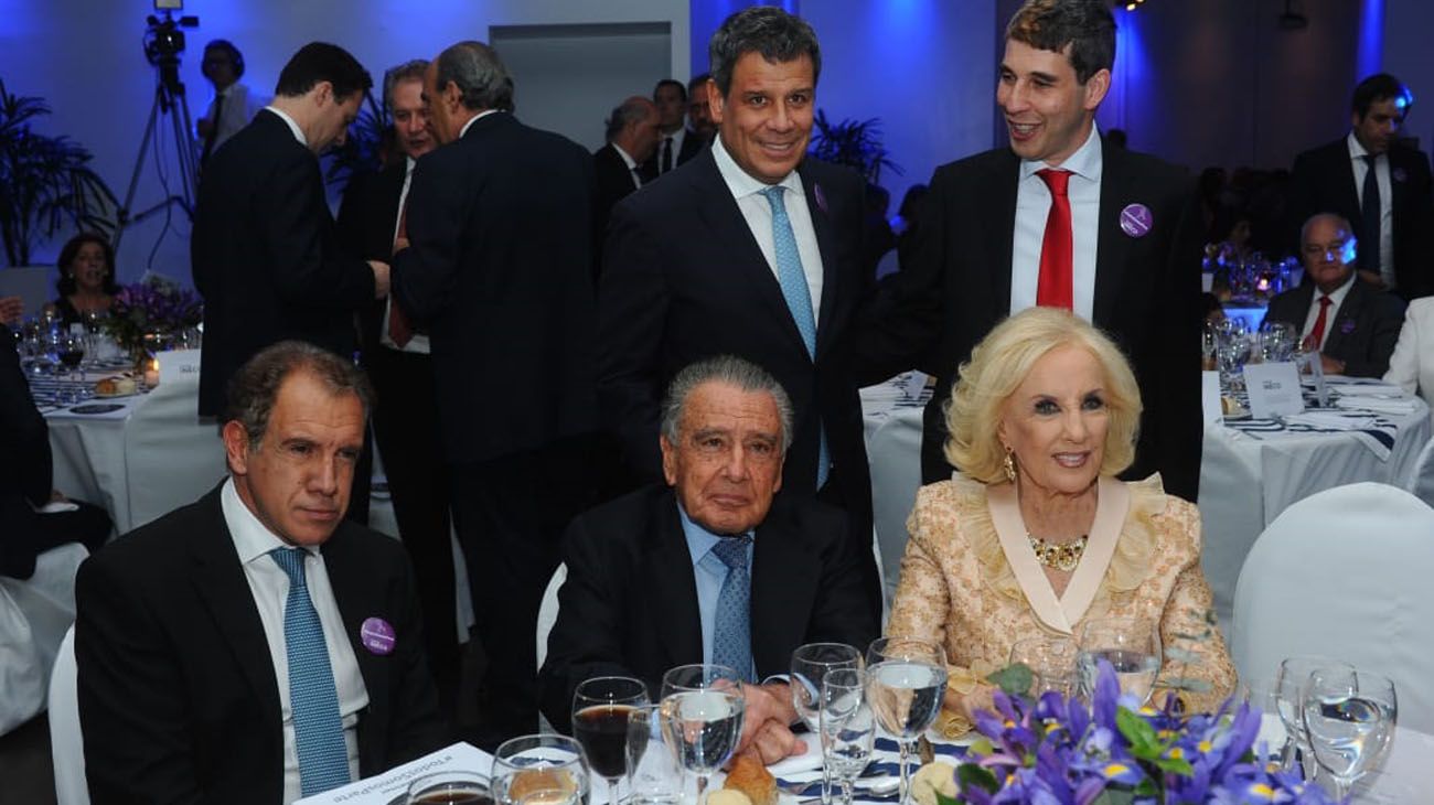 Daniel Hadad; Eduardo Eurnekian; Facundo Manes; Mirtha Legrand y Alejandro Simón, CEO del Grupo Sancor Seguros, en la Cena Anual de la Fundación INECO en el Yatch Club de Puerto Madero.