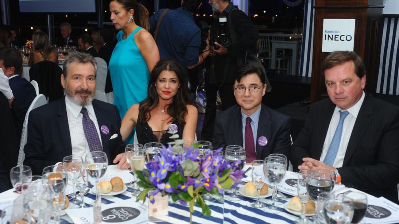 Daniel Vila; Pamela David; Jorge Fontevecchia y Gerardo Mato, Chairman HSBC, en la Cena Anual de la Fundación INECO en el Yatch Club de Puerto Madero.