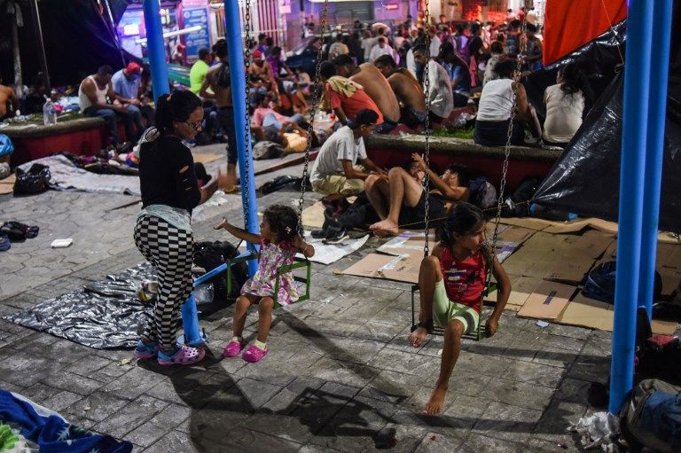 La caravana de indocumentados, que salió de Honduras el 13 de octubre con unos 1.000 migrantes que huyeron de la violencia, se hace más grande conforme sigue su recorrido hacia México. 